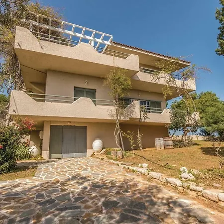 Three-bedroom Holiday In 에르미오니